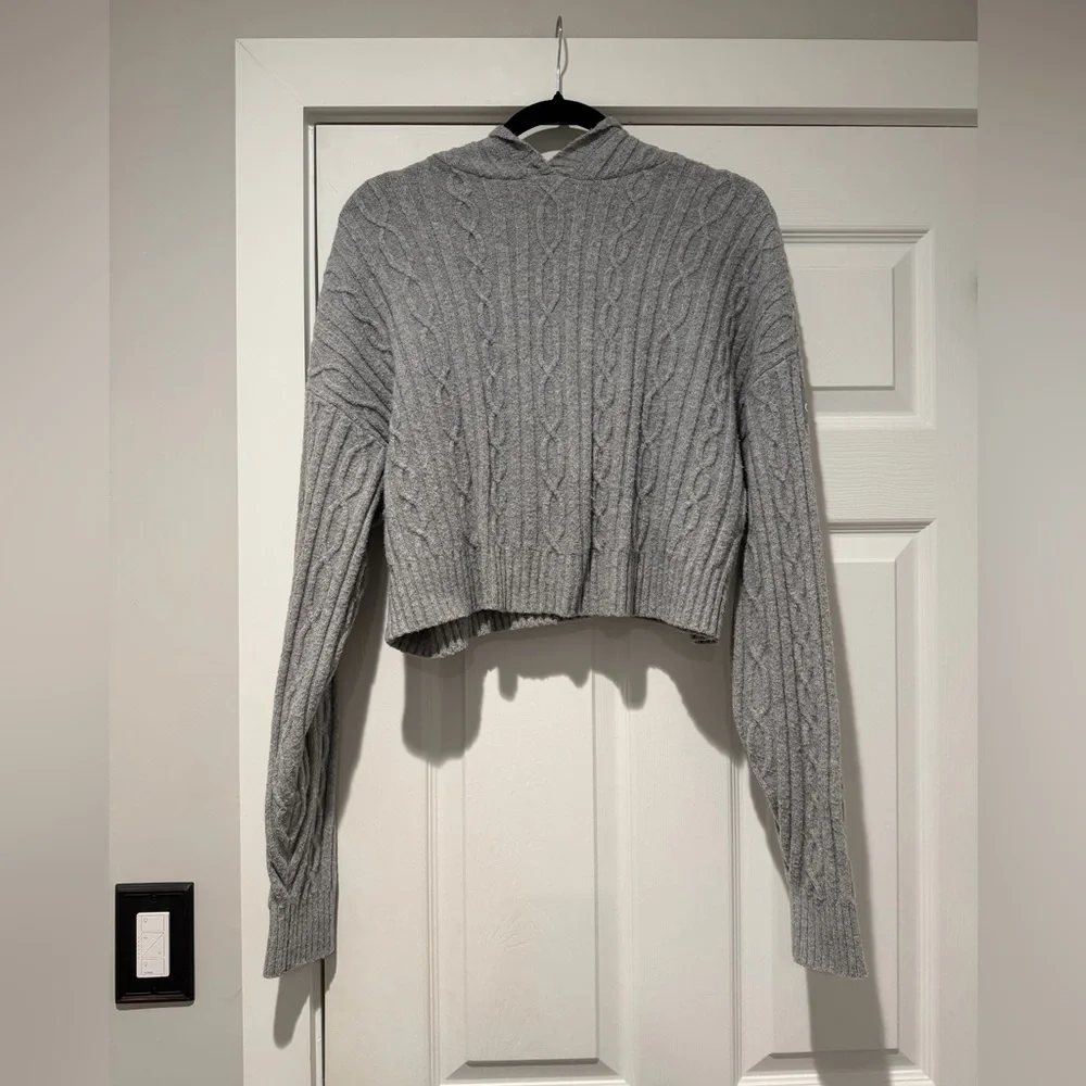 Auth.✅ ALO Yoga Bliss Knit Crop Hoodie in “Athletic Heather Grey” Size M/L🩶